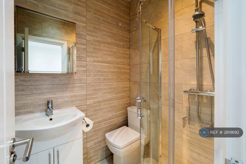 1 bedroom in a flat share to rent, Kilburn High Road, London, NW6