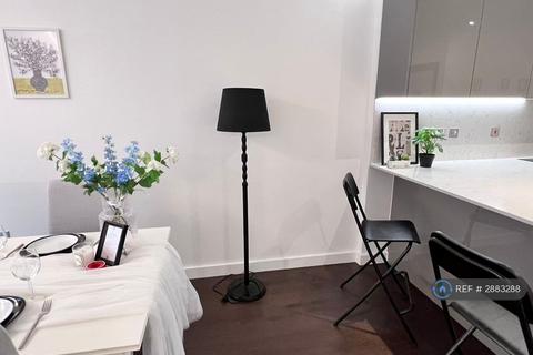 3 bedroom flat to rent, Lanchester Way, London, SW11