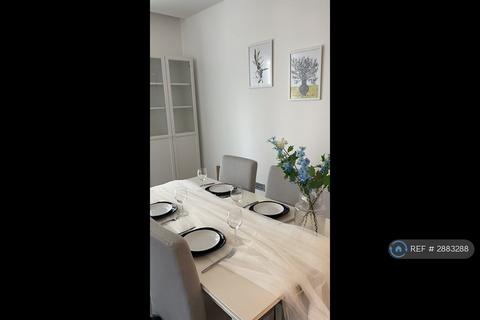 3 bedroom flat to rent, Lanchester Way, London, SW11