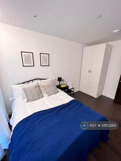 3 bedroom flat to rent, Lanchester Way, London, SW11