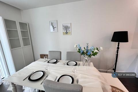 3 bedroom flat to rent, Lanchester Way, London, SW11