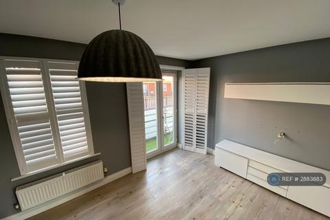 1 bedroom in a flat share to rent, Heraldry Way, Exeter, EX2
