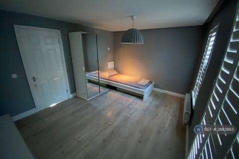1 bedroom in a flat share to rent, Heraldry Way, Exeter, EX2