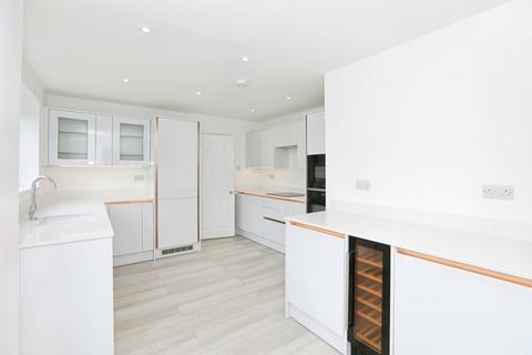 5 bedroom detached house for sale, Kinnibrugh Drive, Dormansland, Lingfield