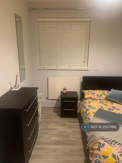 1 bedroom in a flat share to rent, Luscombe House, London, SW18