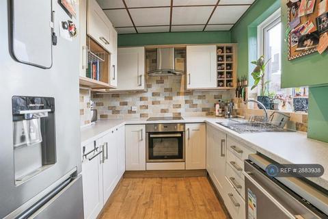 3 bedroom terraced house to rent, Thornleigh Mount, Leeds, LS9