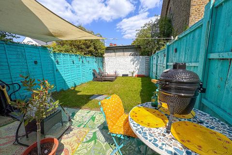 2 bedroom end of terrace house for sale, Barden Street, Plumstead, London, SE18 2EP