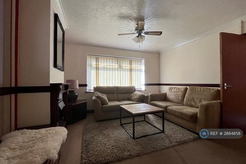 3 bedroom semi-detached house to rent, Wren Close, Farnworth, Bolton, BL4