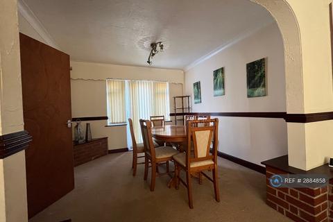 3 bedroom semi-detached house to rent, Wren Close, Farnworth, Bolton, BL4