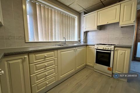 3 bedroom semi-detached house to rent, Wren Close, Farnworth, Bolton, BL4