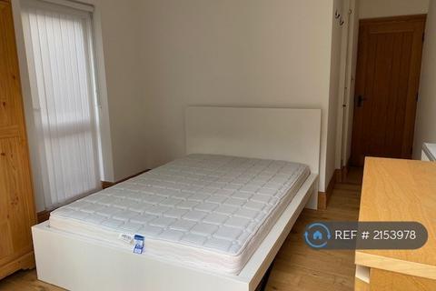 6 bedroom terraced house to rent, Calbourne Road, London, SW12