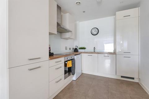 1 bedroom flat for sale, Russells Crescent, Horley, Surrey, RH6