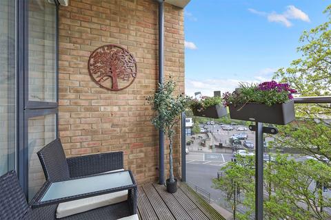 1 bedroom flat for sale, Russells Crescent, Horley, Surrey, RH6