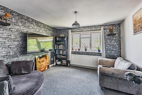 2 bedroom maisonette for sale, Wakehams Green Drive, Crawley