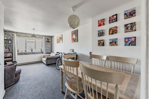 2 bedroom maisonette for sale, Wakehams Green Drive, Crawley