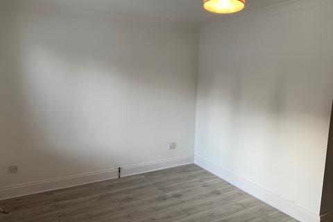 3 bedroom semi-detached house to rent, Ecton Park Road, Northampton, NN3