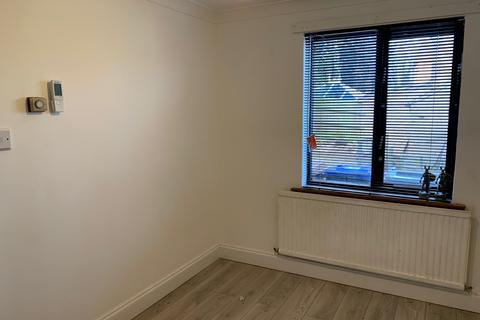 3 bedroom semi-detached house to rent, Ecton Park Road, Northampton, NN3