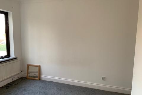 3 bedroom semi-detached house to rent, Ecton Park Road, Northampton, NN3