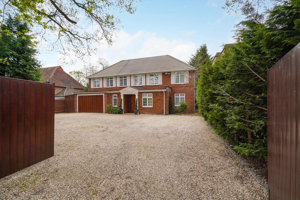 Queens Road, Hersham... 4 bed detached house - £9,000 pcm (£2,077 pw)