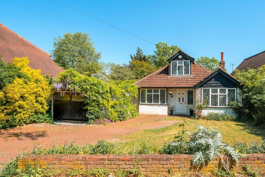 Detached house exterior, garden