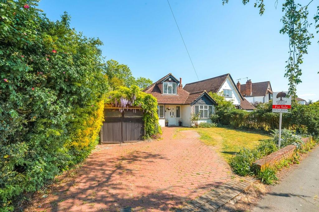 Detached house exterior, driveway