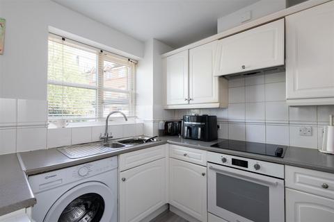 2 bedroom ground floor flat for sale, Pickard Close, London N14