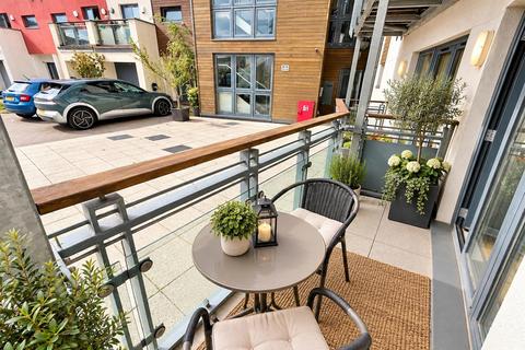 2 bedroom apartment for sale, St Stephens Court, Marina, Swansea