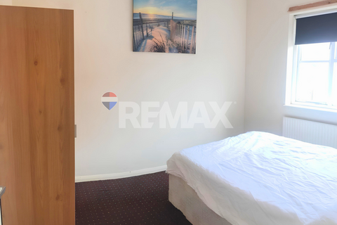 2 bedroom terraced house to rent, Albany Road, Romford RM6