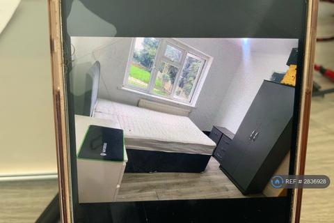 2 bedroom flat to rent, High St, Studley, B80