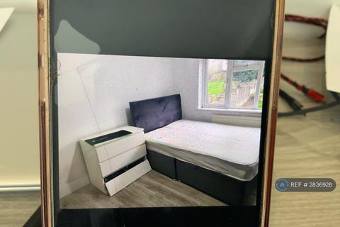 2 bedroom flat to rent, High St, Studley, B80