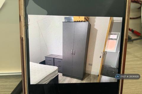 2 bedroom flat to rent, High St, Studley, B80