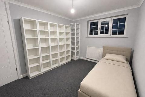 1 bedroom in a house share to rent, Eltham High Street, London SE9