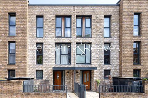 4 bedroom terraced house to rent, Mary Rose Square, London, SE16