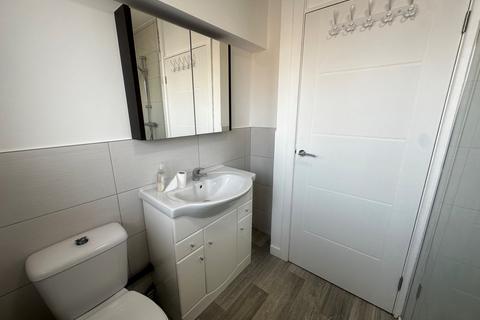 2 bedroom apartment to rent, Temple Road, Sale, M33
