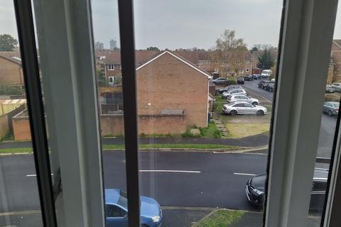 1 bedroom flat to rent, Raglan Close, Hounslow TW4