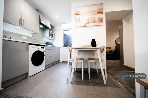 1 bedroom flat to rent, Market Street, Kingswinford, DY6