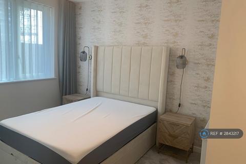 1 bedroom in a flat share to rent, Kings Hill, Barking, IG11