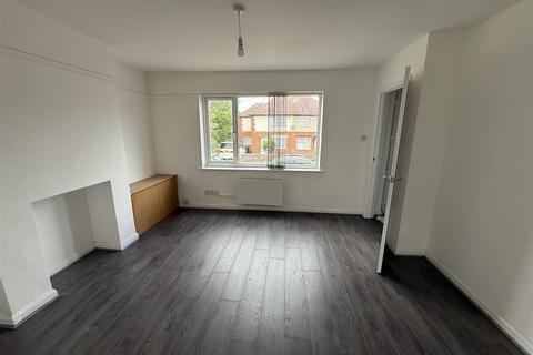 3 bedroom semi-detached house to rent, Grove Crescent, Brierley Hill