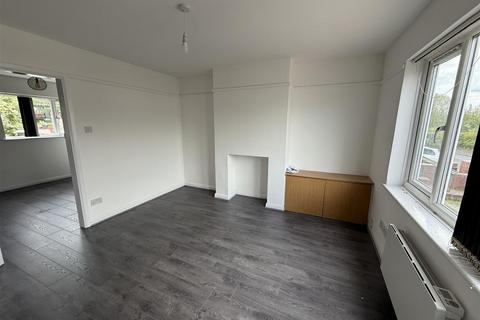 3 bedroom semi-detached house to rent, Grove Crescent, Brierley Hill
