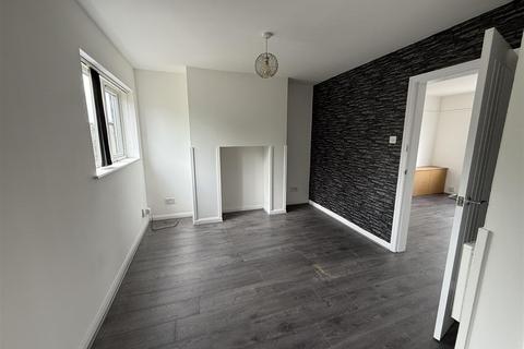 3 bedroom semi-detached house to rent, Grove Crescent, Brierley Hill