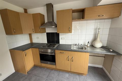 3 bedroom semi-detached house to rent, Grove Crescent, Brierley Hill