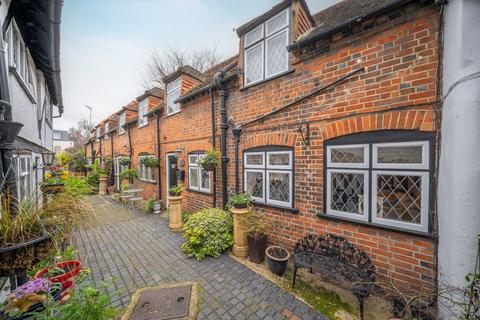3 bedroom semi-detached house to rent, Turks Head Court, Eton