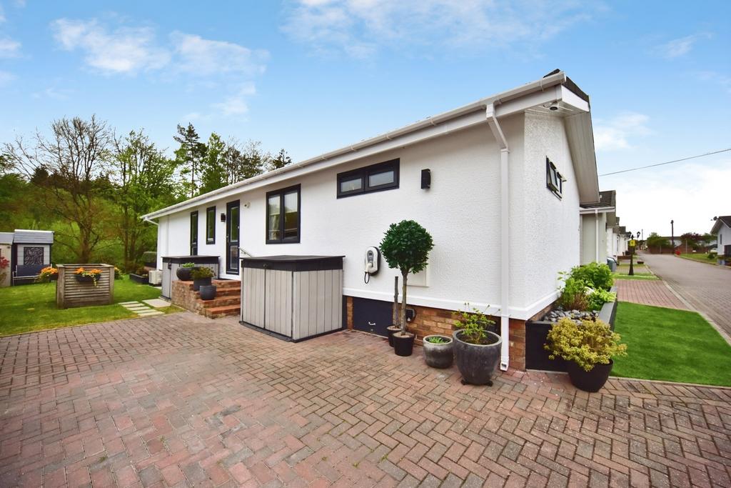 Detached house exterior, driveway