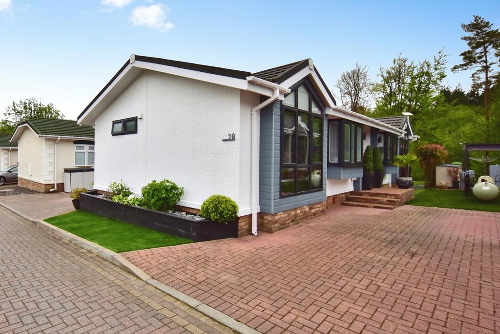 Detached house exterior, driveway