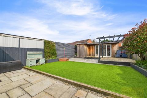 4 bedroom semi-detached house to rent, St Johns Avenue, Gloucester