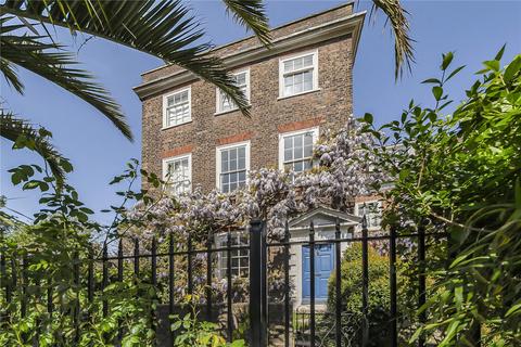 The Embankment, Twickenham, TW1