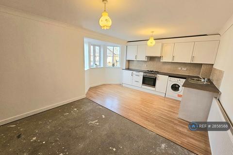 2 bedroom flat to rent, High Street, Peterborough, PE2