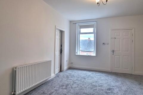 3 bedroom flat to rent, Stephenson Street, Gateshead NE8