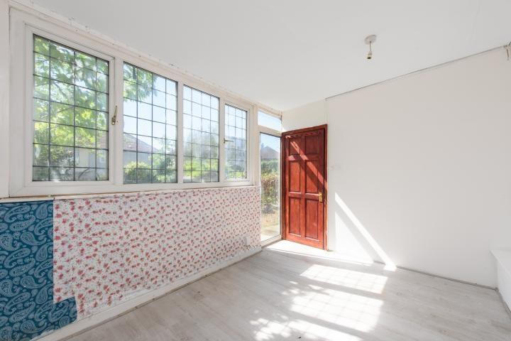 Riverside, London, NW4 3 bed semi-detached house - £425,000