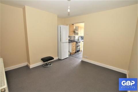 2 bedroom end of terrace house to rent, Upminster Road South, Rainham, RM13